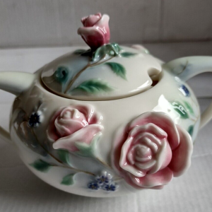 Royal Doulton by Franz Porcelain Pink Rose Sugar Dish with Lid  (boxed)