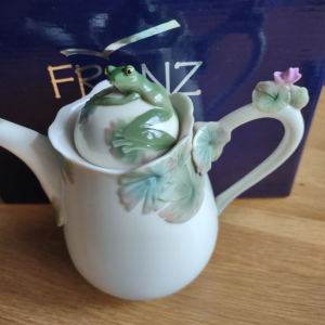 Franz Porcelain Stunning Frog Teapot FZ00015 Boxed