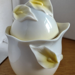 Franz Porcelain Stunning Calla Lily Lidded Sugar Bowl FZ00742