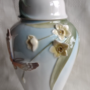Franz Papillion Butterfly Sculptured Ginger Jar 9" FZ01266